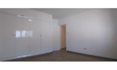 Departamento de dos dormitorios con patio y asador en alquiler