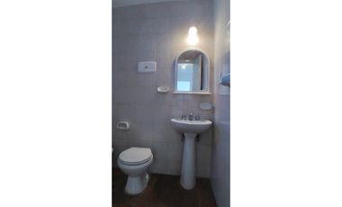 Departamento de dos dormitorios con patio y asador en alquiler