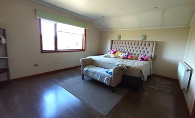 ARRIENDO AMPLIA CASA - LOTEO LOS AROMOS