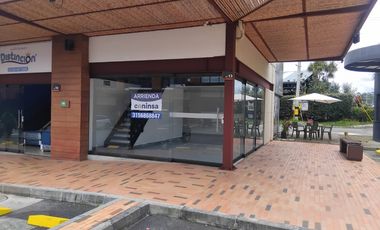 Local esquinero en mall comercial de la ceja