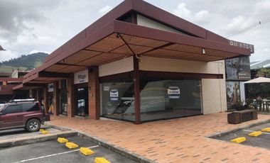 Local esquinero en mall comercial de la ceja