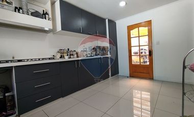 Vendo hermosa casa renovada en Macul