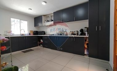 Vendo hermosa casa renovada en Macul