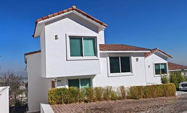 Hermosa casa llena de luz y vistas panorámicas