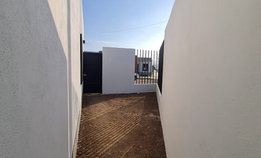 CASA EN VENTA 2 PLANTAS, 3 RECÁMARAS, 2.5 BAÑOS, COCHERA PARA 1 AUTO