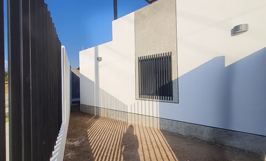 CASA EN VENTA 2 PLANTAS, 3 RECÁMARAS, 2.5 BAÑOS, COCHERA PARA 1 AUTO