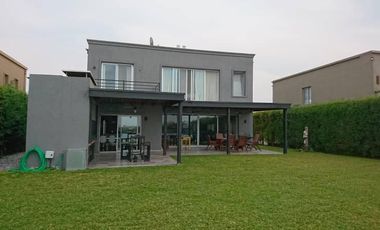 Casa en alquiler sobre laguna