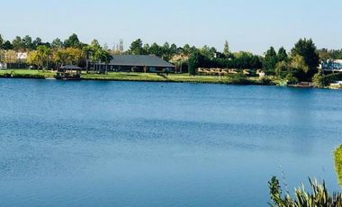 Casa en alquiler sobre laguna