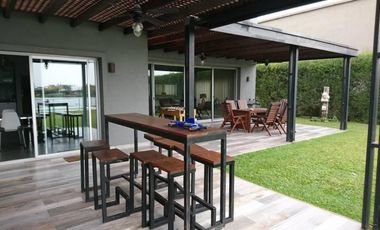 Casa en alquiler sobre laguna