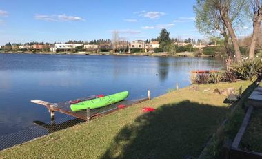 Casa en alquiler sobre laguna