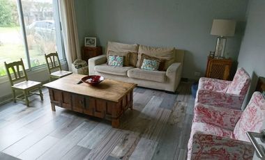 Casa en alquiler sobre laguna