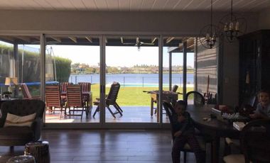 Casa en alquiler sobre laguna