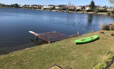Casa en alquiler sobre laguna