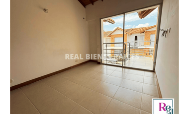 Casa medianera en arriendo – Estrato 4