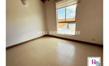 Casa medianera en arriendo – Estrato 4