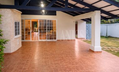 OPORTUNIDAD! Se Vende Casa con Piscina en Club de Golf Coronado