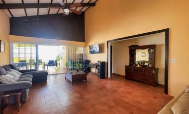 OPORTUNIDAD! Se Vende Casa con Piscina en Club de Golf Coronado