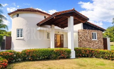 OPORTUNIDAD! Se Vende Casa con Piscina en Club de Golf Coronado