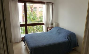 ALQUILER PARA ESTUDIANTES. UN AMBIENTE Y MEDIO A LA CALLE.