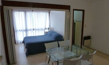 ALQUILER PARA ESTUDIANTES. UN AMBIENTE Y MEDIO A LA CALLE.