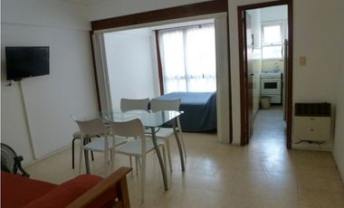 ALQUILER PARA ESTUDIANTES. UN AMBIENTE Y MEDIO A LA CALLE.