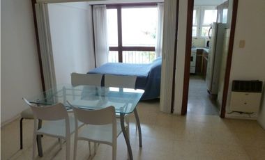 ALQUILER PARA ESTUDIANTES. UN AMBIENTE Y MEDIO A LA CALLE.