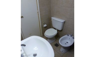 ALQUILER PARA ESTUDIANTES. UN AMBIENTE Y MEDIO A LA CALLE.