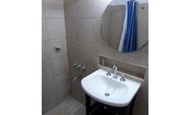 ALQUILER PARA ESTUDIANTES. UN AMBIENTE Y MEDIO A LA CALLE.