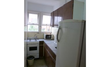 ALQUILER PARA ESTUDIANTES. UN AMBIENTE Y MEDIO A LA CALLE.