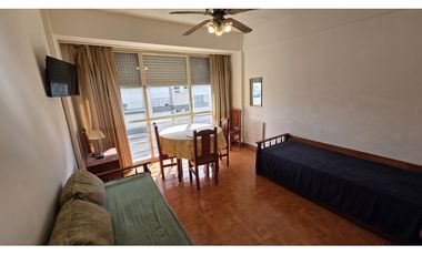 ALQUILER PARA ESTUDIANTES. UN AMBIENTE A LA CALLE.