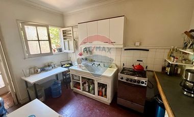 PARA REMODELAR ,MUY AMPLIA , BUENA UBICACIÓN