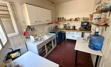 PARA REMODELAR ,MUY AMPLIA , BUENA UBICACIÓN