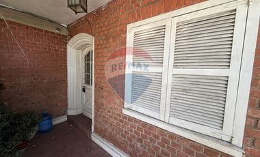 PARA REMODELAR ,MUY AMPLIA , BUENA UBICACIÓN