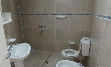 ALQUILO MONOAMBIENTE EN CALLE PERU 1011 DE PLOTTIER