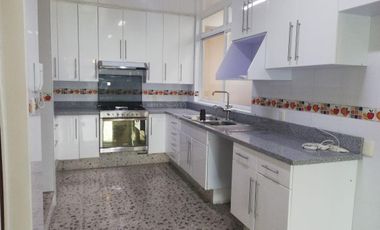 Casa con alberca y jardín en Satélite.