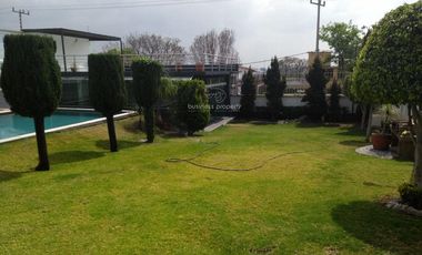 Casa con alberca y jardín en Satélite.