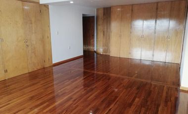 Casa con alberca y jardín en Satélite.