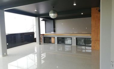 Casa con alberca y jardín en Satélite.