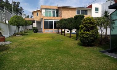 Casa con alberca y jardín en Satélite.