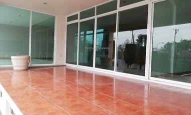 Casa con alberca y jardín en Satélite.