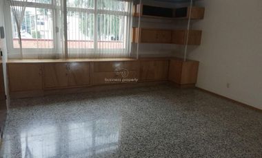 Casa con alberca y jardín en Satélite.