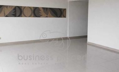 Excelente oportunidad Amplia Casa con salón de usos múltiples.