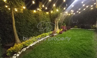 Excelente oportunidad Amplia Casa con salón de usos múltiples.