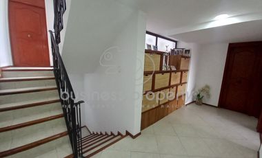 Excelente oportunidad Amplia Casa con salón de usos múltiples.