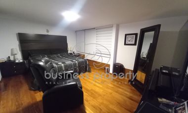 Excelente oportunidad Amplia Casa con salón de usos múltiples.