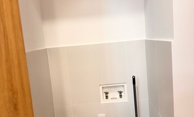 Arriendo la Carolina Suite de lujo por estrenar con vista de Quito edificio con piscina