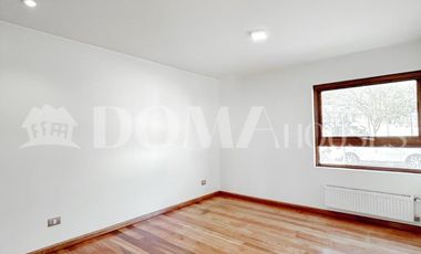 VENTA. Crédito directo. Hermosa casa moderna en parcela. 6D, 6B. Cancha de tenis.