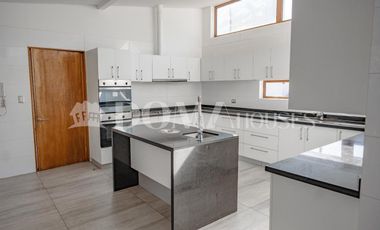 VENTA. Crédito directo. Hermosa casa moderna en parcela. 6D, 6B. Cancha de tenis.