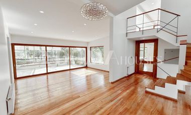 VENTA. Crédito directo. Hermosa casa moderna en parcela. 6D, 6B. Cancha de tenis.