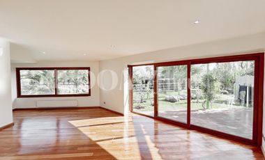VENTA. Crédito directo. Hermosa casa moderna en parcela. 6D, 6B. Cancha de tenis.